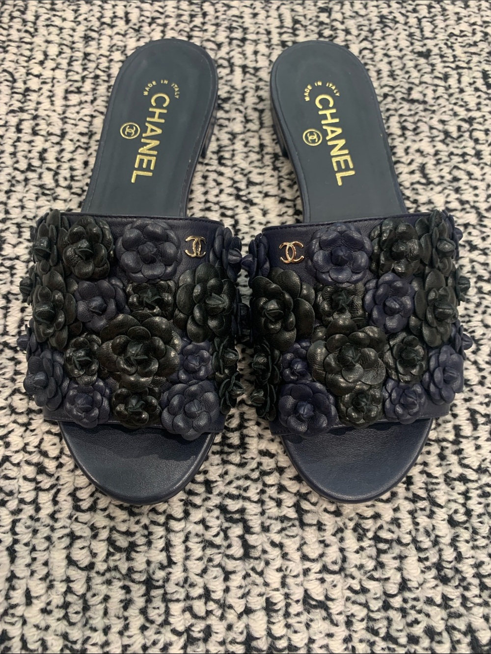 CHANEL Navy Leather Camellia-Embellished Slide Mules with Gold CC size 37 - Picture 3 of 7